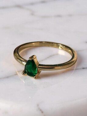 ✨ NWT Size 8.75 Minimalist Emerald Green Triangle Ring – Rose Gold✨